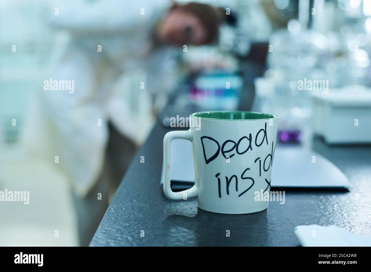 Becher Auf Dem Tisch Im Labor Voller Zombies Stockfoto