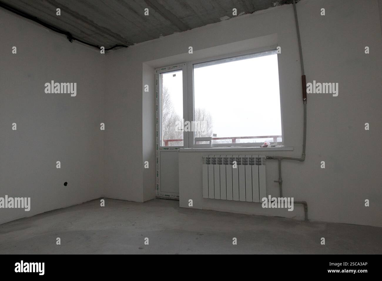 DNIPRO, UKRAINE - 5. FEBRUAR 2025 - eine Wohnung in einem mehrstöckigen Gebäude, das durch russischen Beschuss beschädigt wurde und derzeit durch das erste ukrainische Frauenbaubataillon Dnipro, Ostukraine, restauriert wird (Foto: Mykola Miakshykow/Ukrinform) Stockfoto
