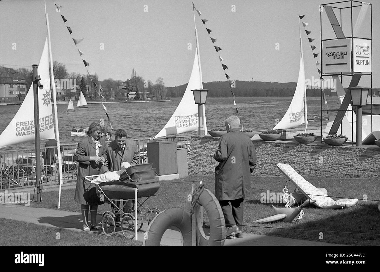 Ein Paar mit Buggy in Berlin-Gruenau. Im hinteren See und Segeln (''Freizeit, Camping, Wassersport''). Stockfoto