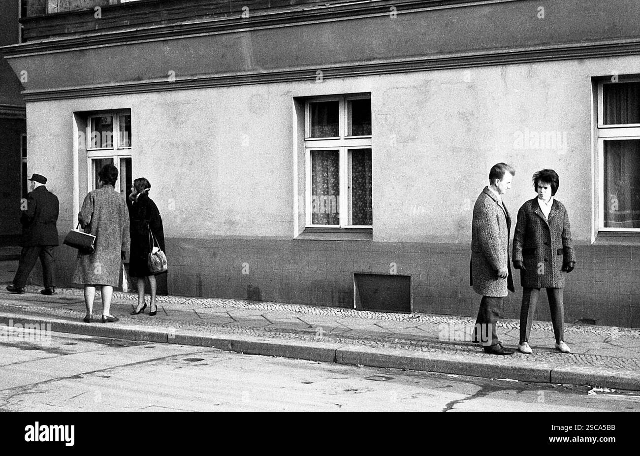 Innerdeutsche - Permit-Meeting in Ost-berlin. Bild zeigt die Männer und Frauen an der Steinstraße für eine Kneipe suchen. Stockfoto