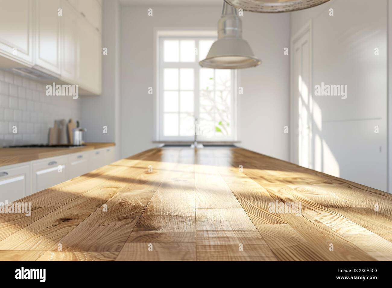 Eine Holztischoberfläche vor dem Hintergrund einer modernen Küche. Die Küche ist gut beleuchtet und hat eine warme, einladende Atmosphäre Stockfoto