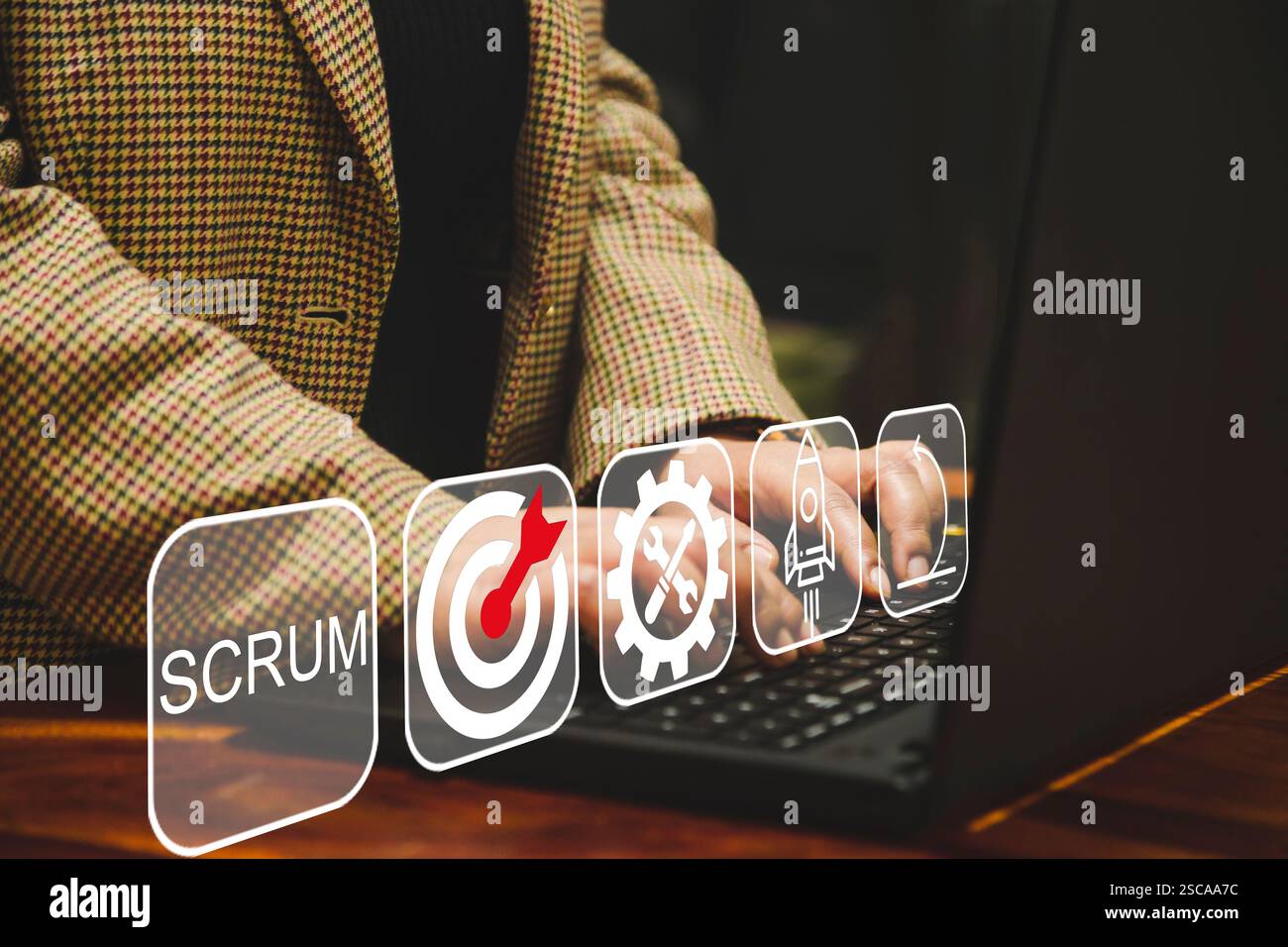 Scrum Prozesssoftware-Entwicklungskonzept. SCRUM, Konzept der agilen Entwicklungsmethodik. Geschäftsmann, der ein Notebook mit SCRUM-Symbolen auf dem virtuellen Bildschirm verwendet Stockfoto