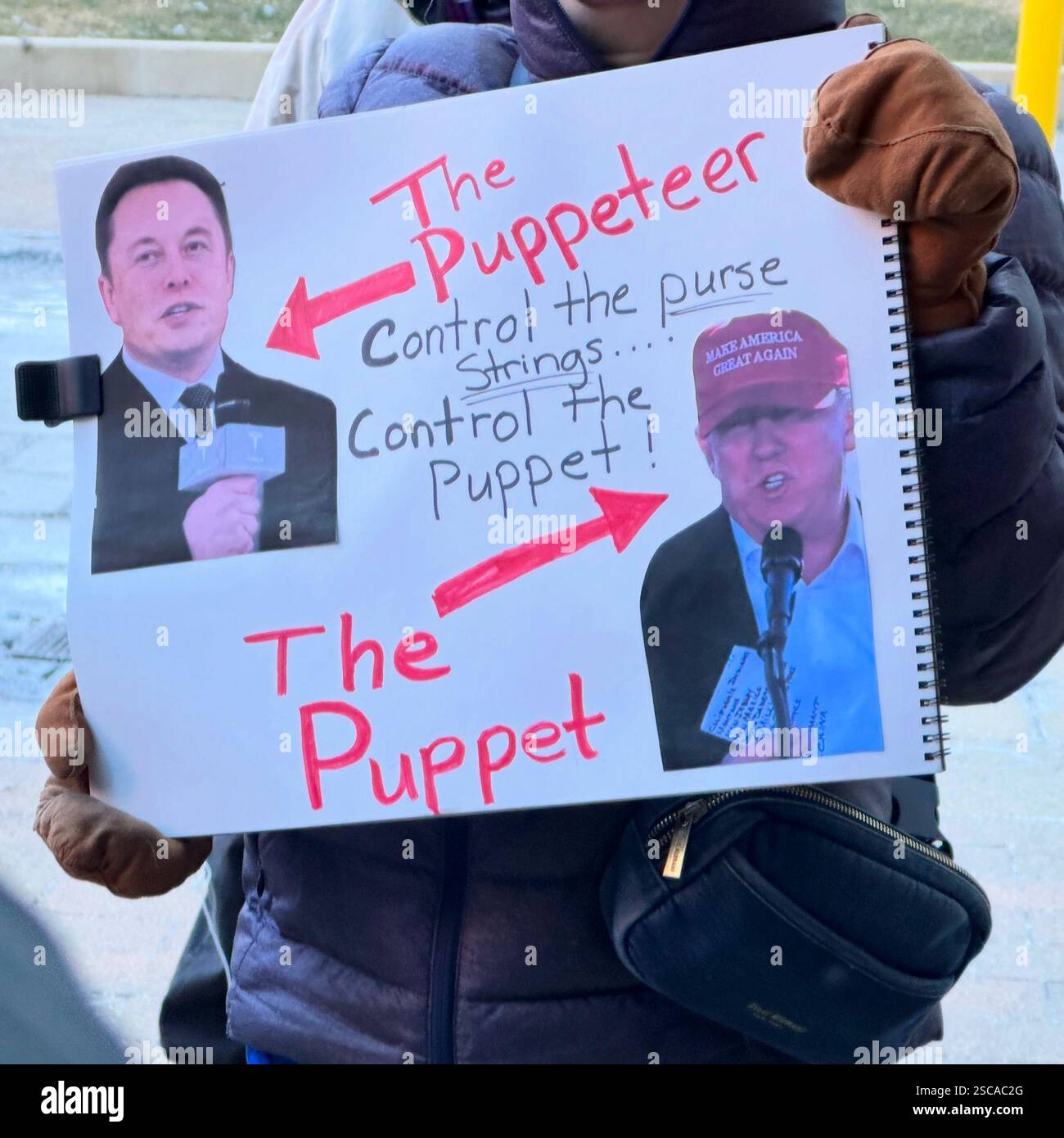 5. Februar 2025, Springfield, Massachusetts, USA. Unterschreiben Sie bei einer Kundgebung vor den Büros der Senatoren Ed Markey und Elizabeth Warren in Springfield. - Smartphone-aufgenommenes Stockfoto