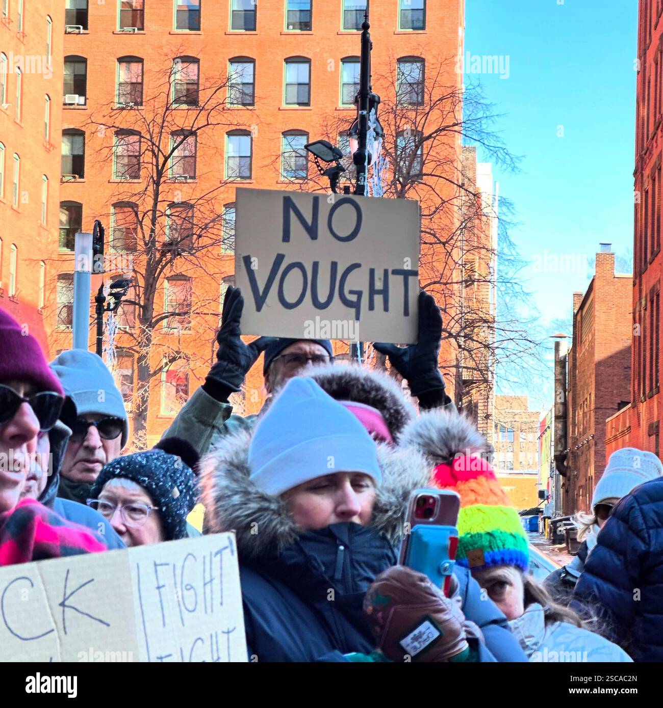 5. Februar 2025 In Springfield, Massachusetts, Usa. Treffen Sie sich vor den Büros der Senatoren Ed Markey und Elizabeth Warren in Springfield. - Smartphone-aufgenommenes Stockfoto