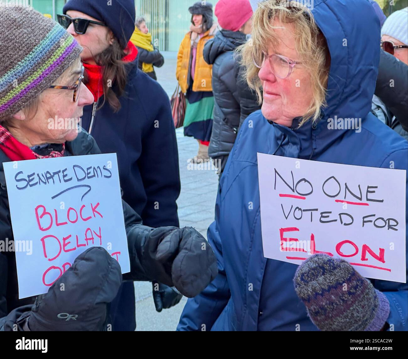 5. Februar 2025 In Springfield, Massachusetts, Usa. Treffen Sie sich vor den Büros der Senatoren Ed Markey und Elizabeth Warren in Springfield. - Smartphone-aufgenommenes Stockfoto