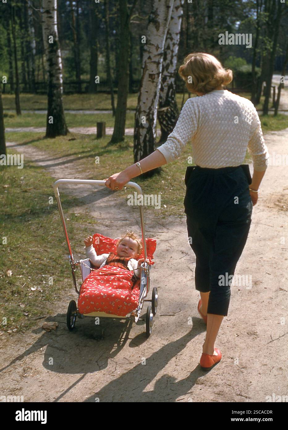Mutter mit Kinderwagen in Bad Saarow, DDR 1957. [Automatisierte Übersetzung] Stockfoto