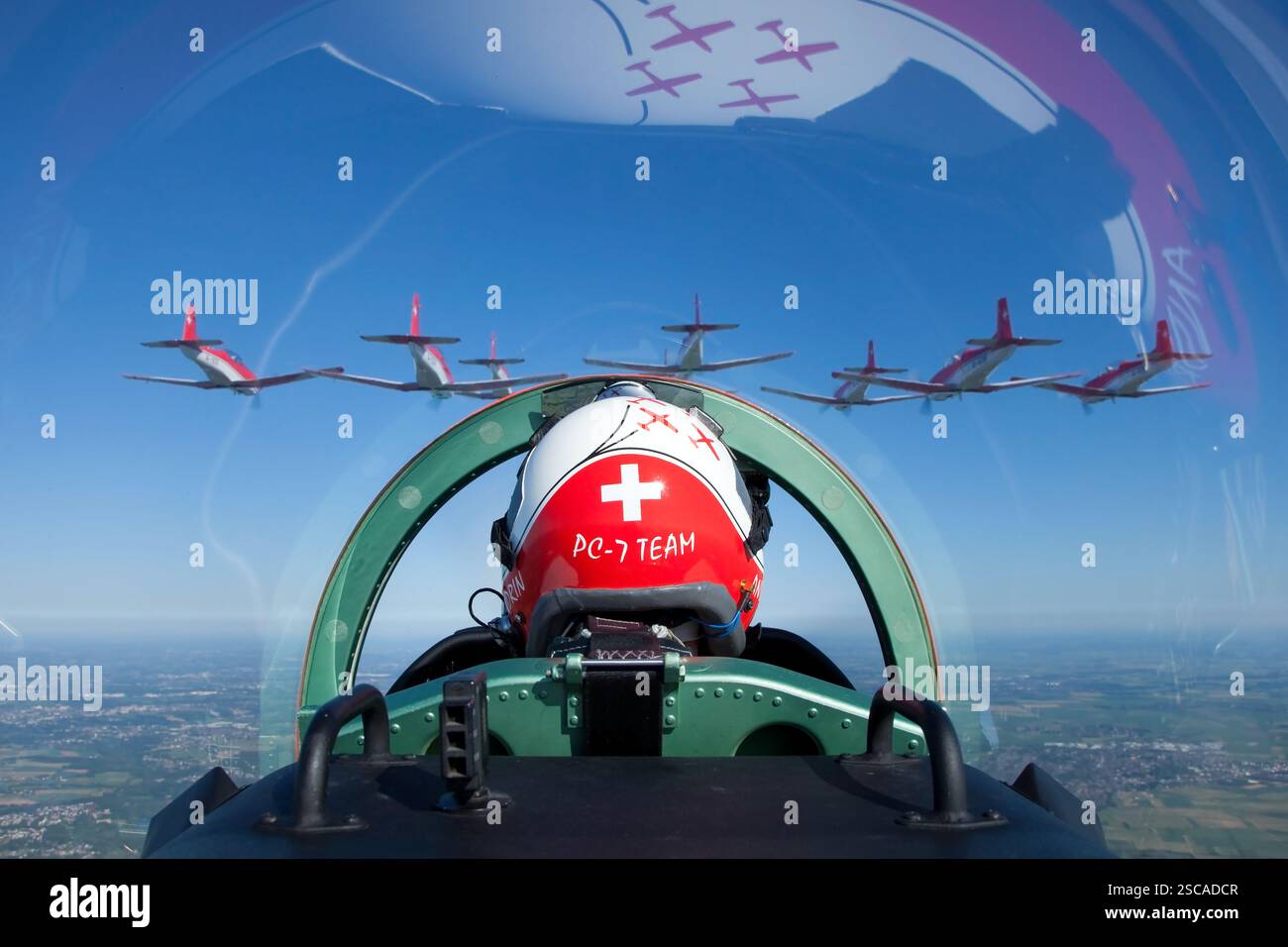 Das Schweizer Air Force PC-7 Team führt Kunstflugmanöver in enger Formation während eines Air-Air-Fotoshootings durch. Der Pilatus PC-7 wird von einem Pratt & Whitney Canada PT6A-25C Motor angetrieben und wird für Training und Kunstflug eingesetzt. Stockfoto