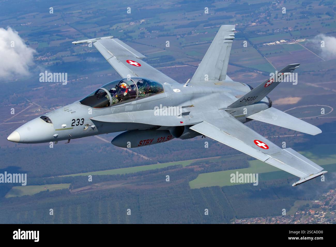 Eine F/A-18 B Hornet der Schweizer Luftwaffe im Flug, aufgenommen während eines Air-Air-Fotoshootings. Diese zweisitzige Variante des F/A-18 Hornet wird von GE F404-Motoren angetrieben und wird sowohl für Training als auch für operative Kampfeinsätze eingesetzt. Stockfoto