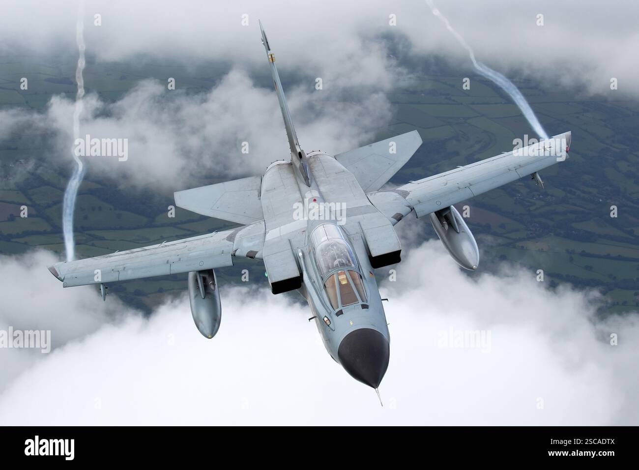 Tornado der deutschen Luftwaffe im Flug und demonstriert sein variabler Flügeldesign. Angetrieben von zwei Rolls-Royce RB199-Motoren wird der Tornado für Bodenangriffe, Aufklärungen und Luftkämpfe eingesetzt. Stockfoto