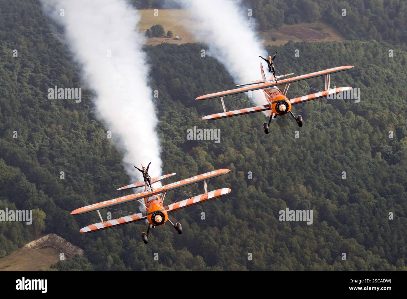 Breitling Wingwalker, die Kunstflugmanöver im Synchronflug durchführen. Das Team verwendet klassische Doppeldecker für seine aufregende Präsentation von Geschicklichkeit, wobei Wingwalker auf den Flügeln des Flugzeugs sitzen. Stockfoto