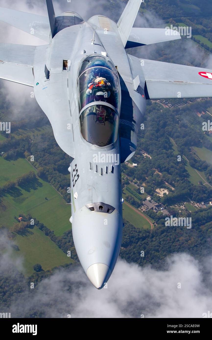 Eine F/A-18 B Hornet der Schweizer Luftwaffe im Flug während eines Air-Air-Fotoshootings. Die zweisitzige Version des F/A-18, angetrieben von GE F404-Motoren, wird sowohl für Trainings- als auch für operative Kampfeinsätze eingesetzt. Stockfoto