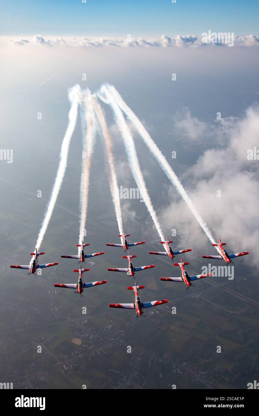 Das PC-7 Team der Schweizer Luftwaffe führt Kunstflugmanöver am Himmel durch. Die Pilatus PC-7, ein in der Schweiz gebautes Turboprop-Flugzeug, verfügt über den Pratt & Whitney Canada PT6A-25C-Motor. Es wird hauptsächlich für fortgeschrittene Pilotenschulungen und Kunstflugübungen verwendet. Stockfoto