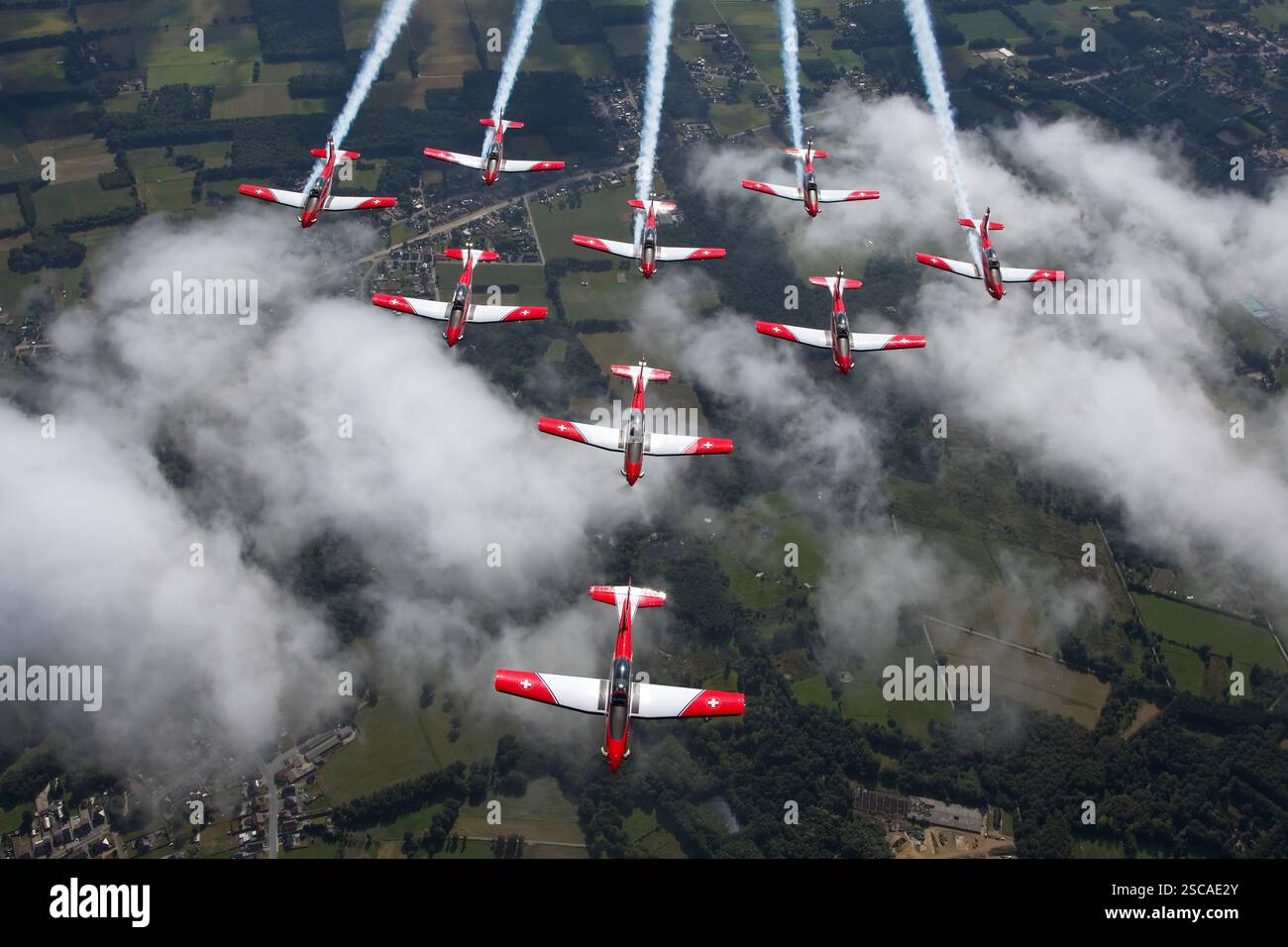 Das Schweizer Air Force PC-7 Team stellt seine Kunstfertigkeit in der Pilatus PC-7 Turboprop-Maschine unter Beweis. Das Team ist bekannt für seine Präzision und synchronisierten Kunstflugmanöver. Stockfoto
