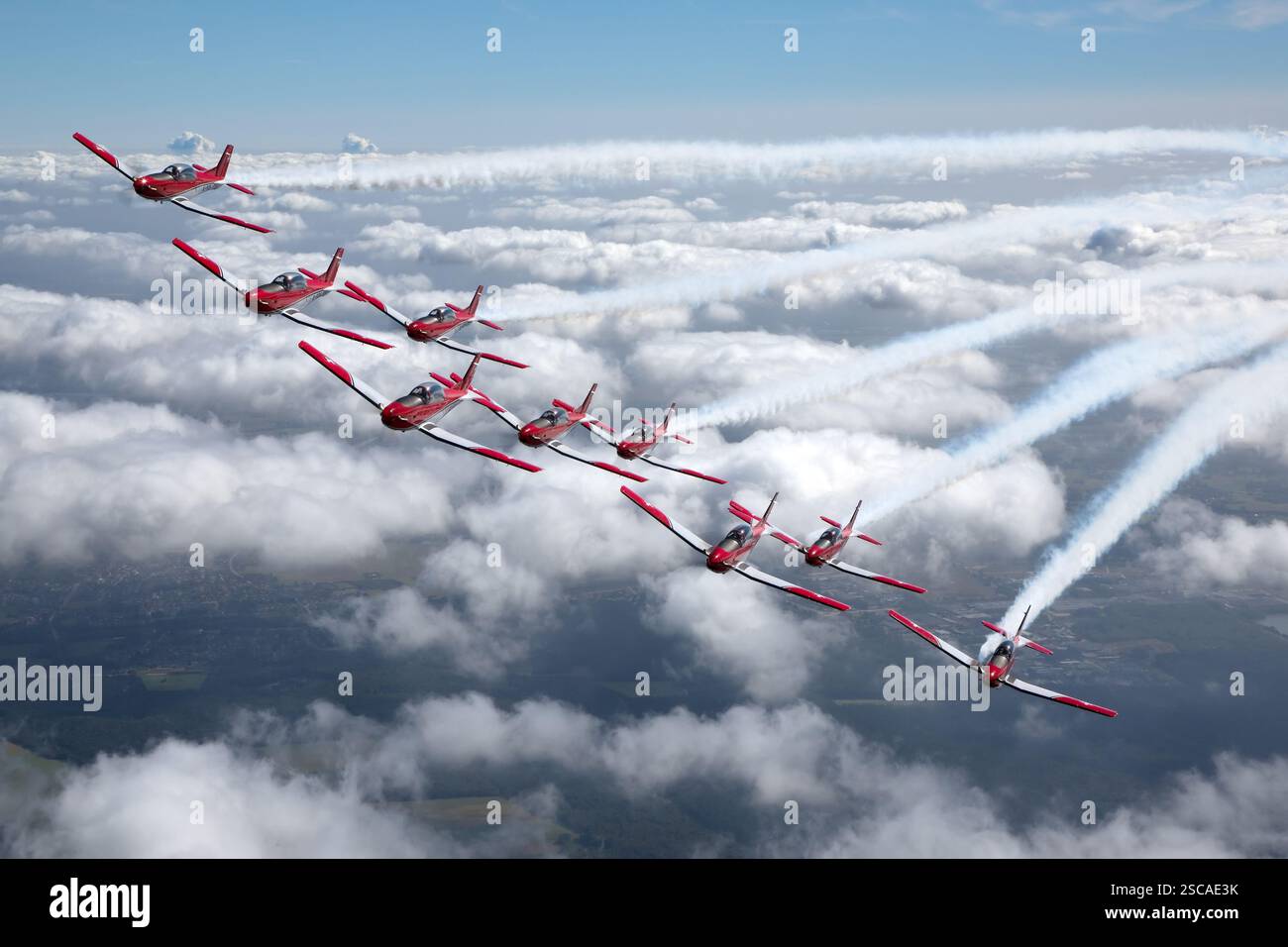 Das Schweizer Air Force PC-7 Team stellt seine Kunstfertigkeit in Pilatus PC-7 Flugzeugen vor. Das Team ist bekannt für seine Präzision und synchronisierten Kunstflugmanöver. Stockfoto