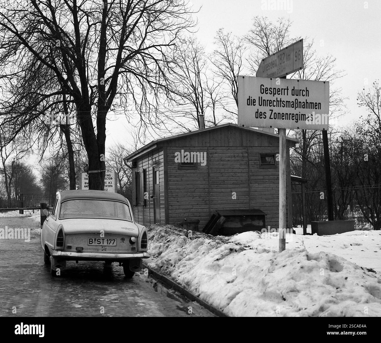 "Trabant und Zeichen ("'wegen Ungerechtigkeit des Zonenregimes geschlossen") an der Reichsstraße 96 nach Dresden an der Grenze zur DDR in Berlin Lichtenrade." Stockfoto
