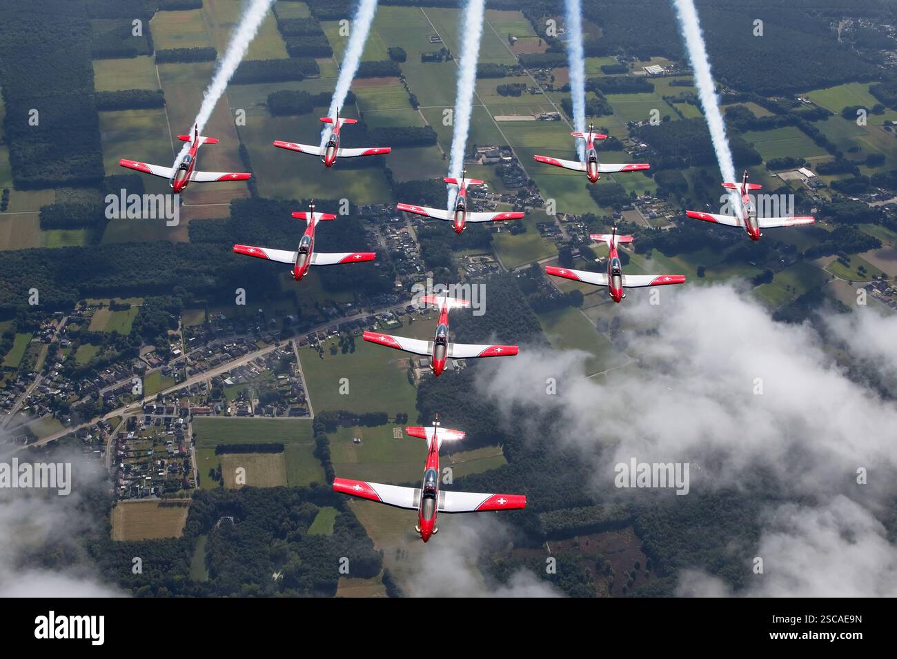 Das Schweizer Air Force PC-7 Team führt Kunstflugmanöver in ihrem Pilatus PC-7 Turbo Trainer durch. Die PC-7 ist ein einmotoriges Turboprop-Flugzeug mit niedrigem Flügel, das sich ideal für fortgeschrittene Flugübungen eignet. Stockfoto