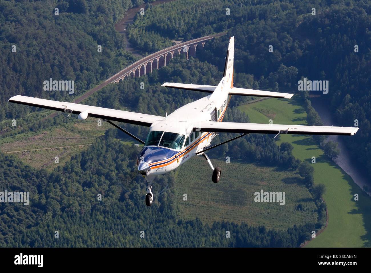 Cessna Caravan im Flug während eines Air-Air-Fotoshootings. Die Cessna 208 Caravan ist ein Turboprop-Flugzeug, das von einem Pratt & Whitney Canada PT6A-Motor angetrieben wird und häufig für Fracht-, Passagier- und Luftvermessungsmissionen eingesetzt wird. Stockfoto
