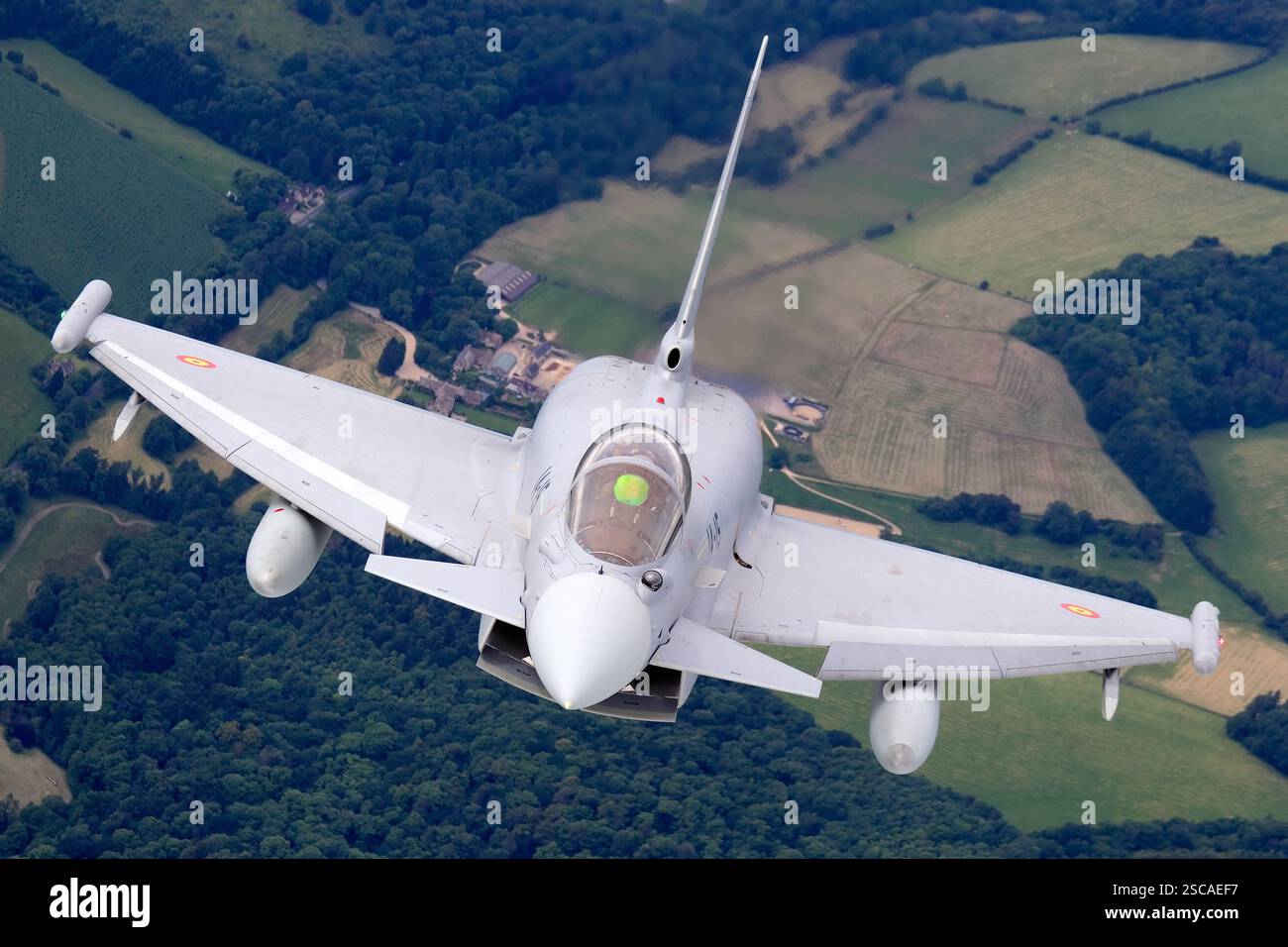 Die spanische Luftwaffe Eurofighter Taifun im Flug und demonstriert seine fortschrittlichen Fähigkeiten. Der Taifun wird von zwei Eurojet EJ200-Motoren angetrieben und ist sowohl in Luft-Luft-Kampfeinsätzen als auch in Präzisionseinsätzen hervorragend geeignet. Stockfoto