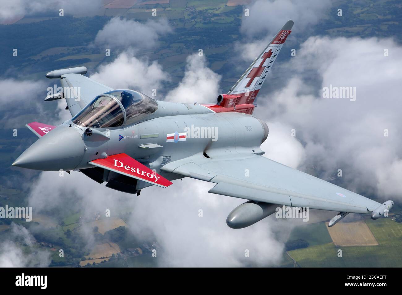 Royal Air Force Eurofighter Typhoon im Flug, angetrieben von zwei Eurojet EJ200 Motoren. Der Taifun ist ein Mehrzweckjäger, der für Luftüberlegenheit, Bodenangriffe und Aufklärungsmissionen eingesetzt wird. Stockfoto