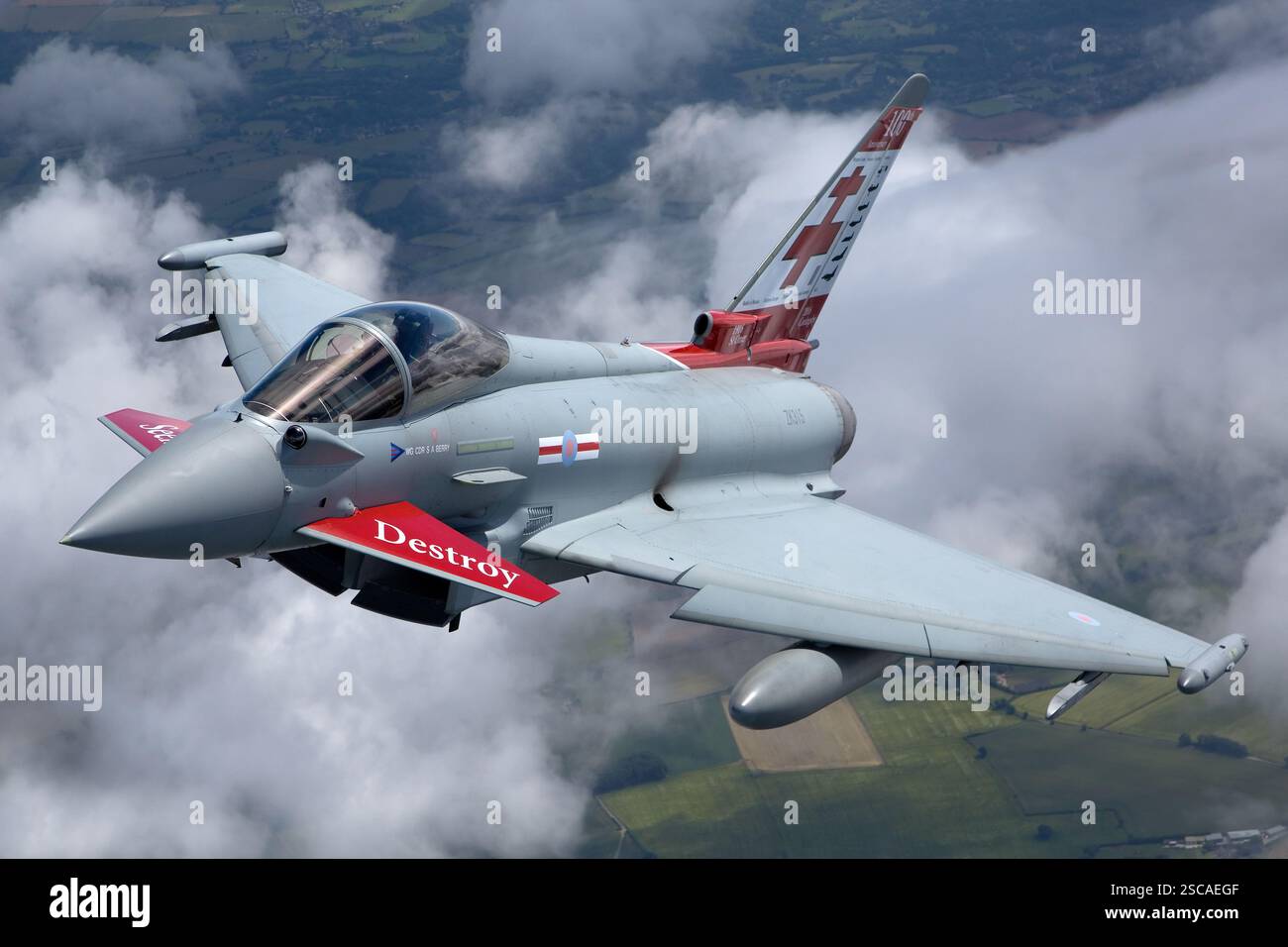Royal Air Force Eurofighter Typhoon im Flug, angetrieben von zwei Eurojet EJ200 Motoren. Der Taifun ist ein Mehrzweckjäger, der für Luftüberlegenheit, Bodenangriffe und Aufklärungsmissionen eingesetzt wird. Stockfoto