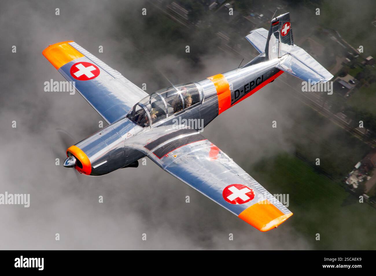 Die Pilatus P3 ist ein in der Schweiz gebautes einmotoriges Leichtflugzeug, das hauptsächlich für Trainingszwecke eingesetzt wird. Er wird von einem Einkolbenmotor angetrieben und ist bekannt für seine Agilität und einfache Handhabung bei Kunstflugmanövern. Stockfoto