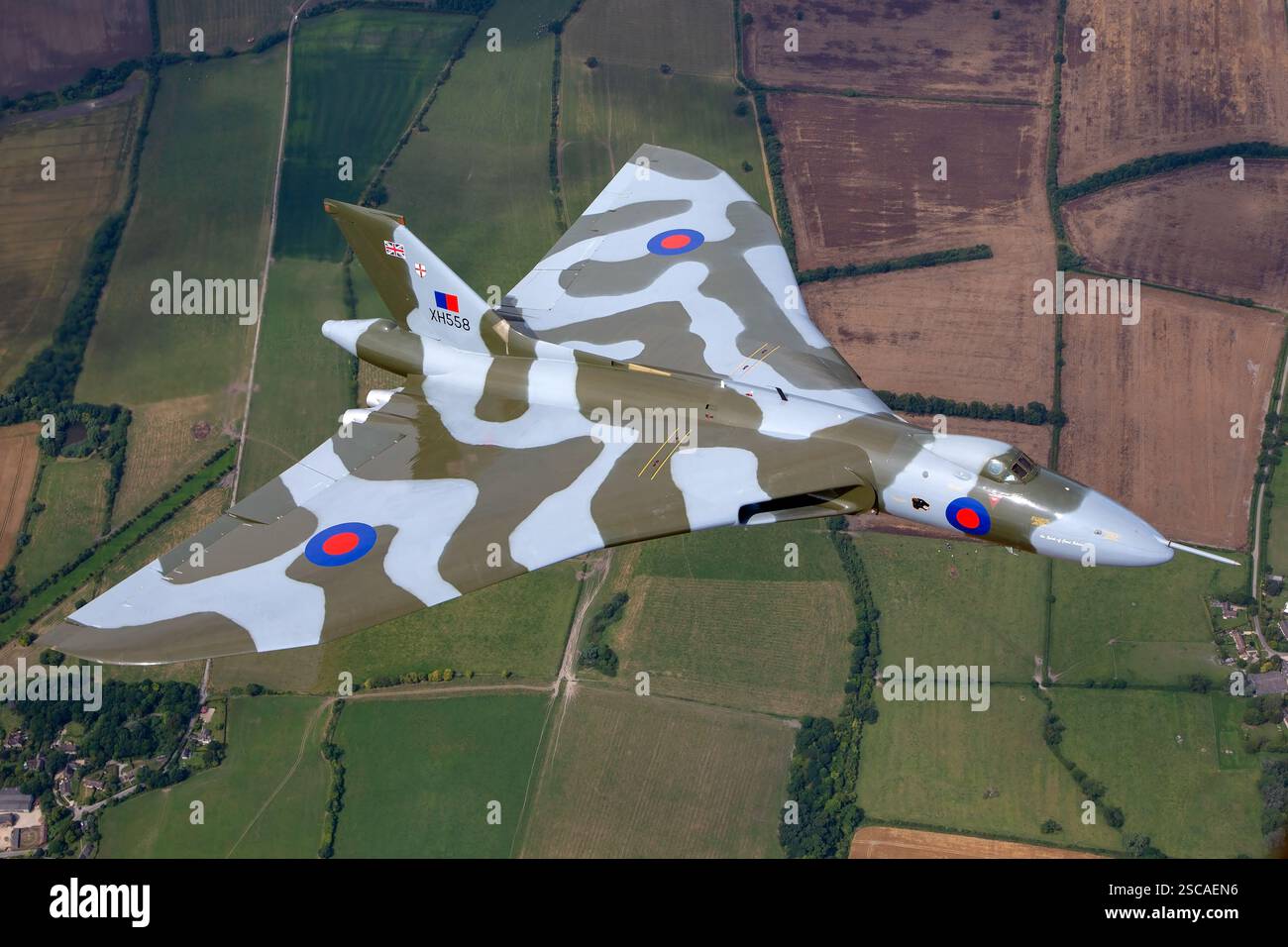 Die Royal Air Force Avro Vulcan führt ein Luftmanöver während eines Luft-Luft-Fotoshootings durch. Der Vulcan, angetrieben von Rolls-Royce Olympus 201 Turbojet-Motoren, war einer der wichtigsten Bomber der britischen nuklearen Abschreckungsstrategie während des Kalten Krieges. Stockfoto