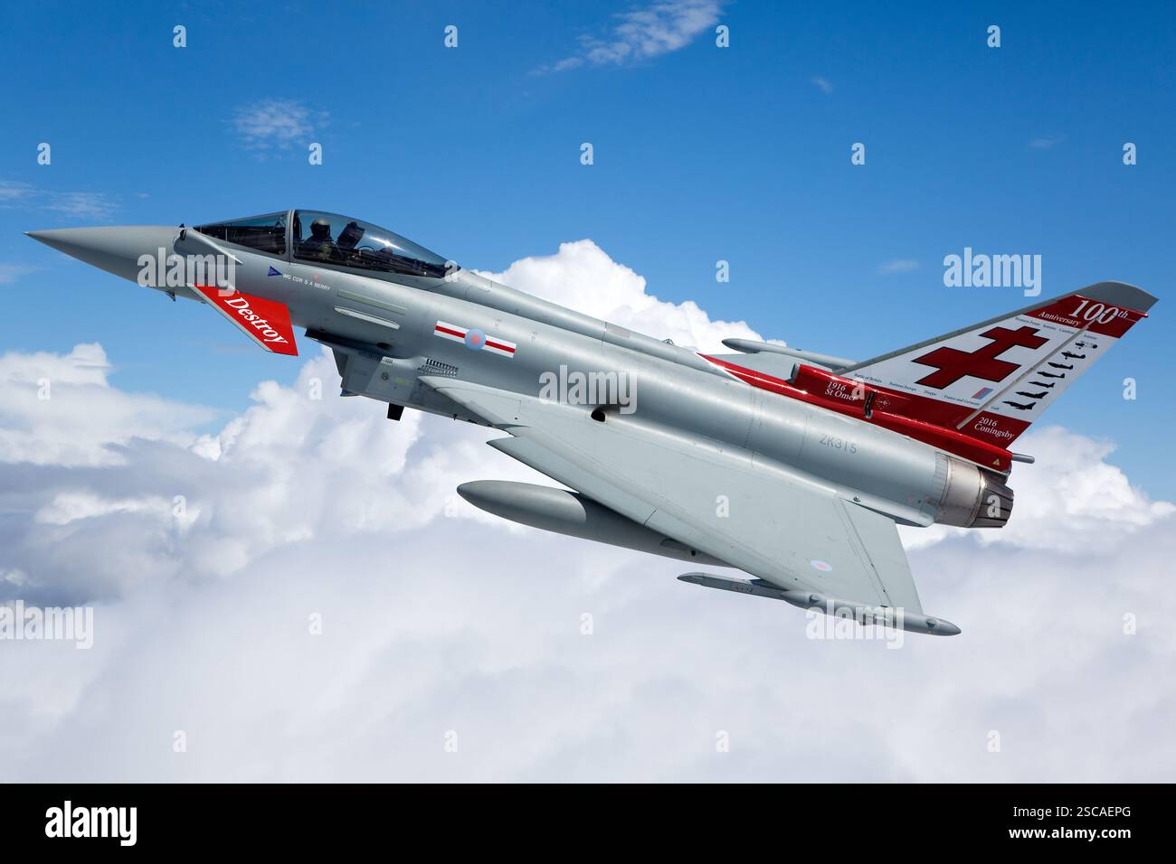 Royal Air Force Eurofighter Typhoon im Flug, angetrieben von zwei Eurojet EJ200 Motoren. Der Typhoon ist ein Mehrzweckflugzeug, das für Luftüberlegenheit, Aufklärung und Bodenangriffsmissionen eingesetzt wird. Stockfoto