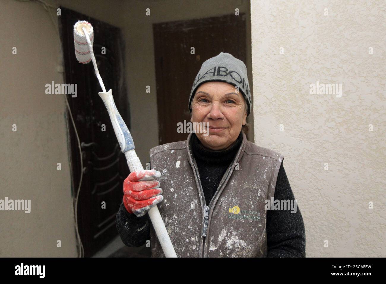Nicht exklusiv: DNIPRO, UKRAINE - 5. FEBRUAR 2025 - Ein Mitglied des ersten ukrainischen Frauenbaubataillons arbeitet an der Restaurierung einer Wohnung in A Stockfoto