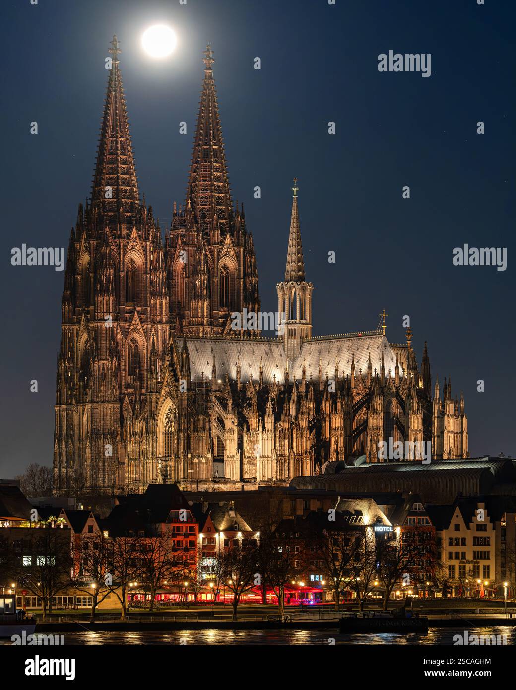 Köln, Deutschland - 13. Januar 2025: Kölner Dom gegen Mondlicht am 13. Januar 2025 in Deutschland, Europa Stockfoto