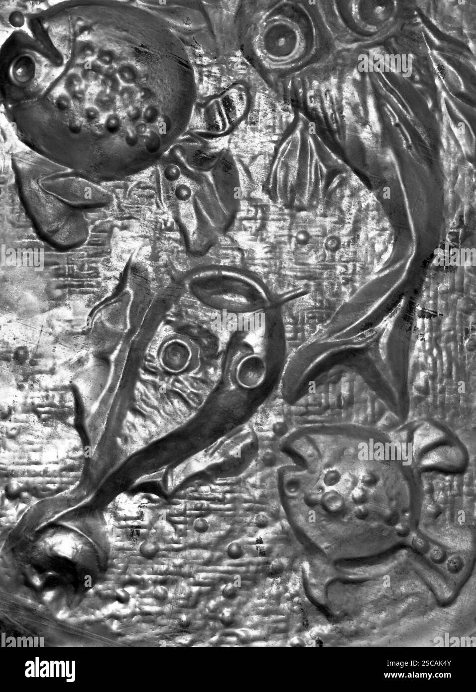 Fische in Kupfer - Blatt (Hertel/Ruppin) an der ILTUB (Institut für Flugzeugbau) in Berlin. Stockfoto