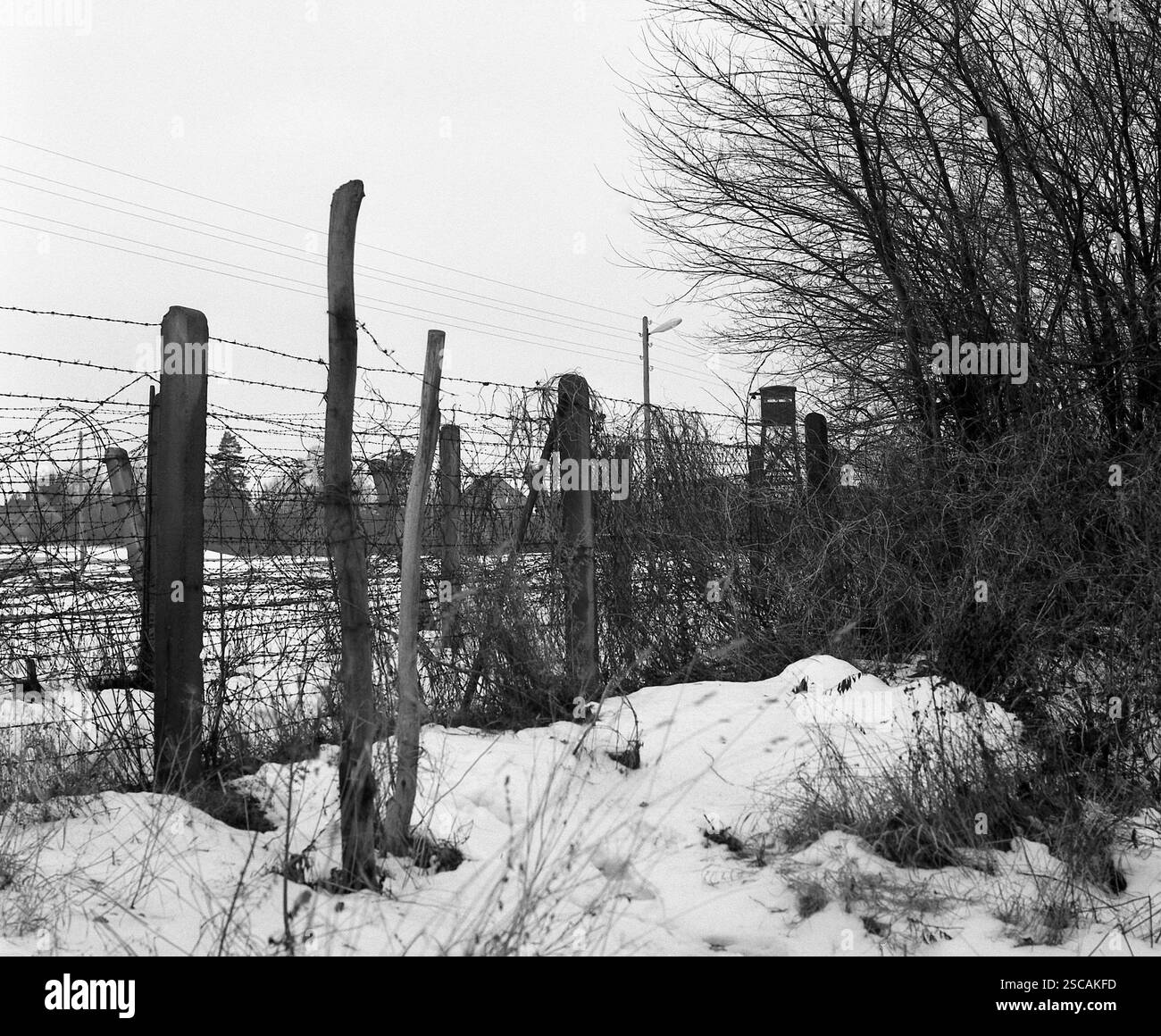 Beleuchtete Stacheldraht zaun Grenze in die DDR mit Wachturm in Berlin. Stockfoto