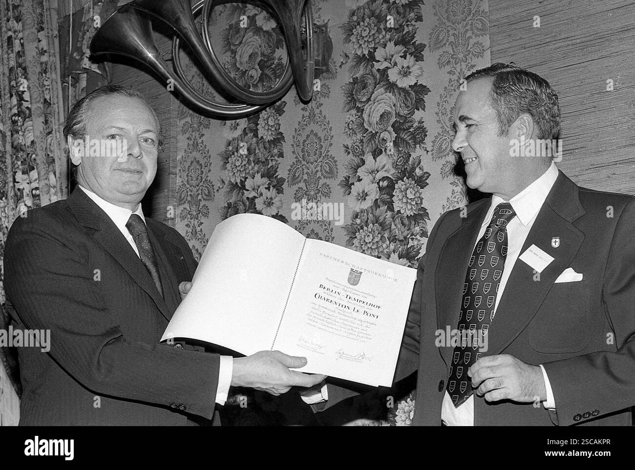 Bürgermeister von Charenton Alain Griotteray und Leiter des BVV (lokale Vertretung des Volkes) Berlin Tempelhof Günter Wolff (CDU, Christlich Demokratische Partei) in Paris mit einem Partnerschaftsabkommen. Stockfoto