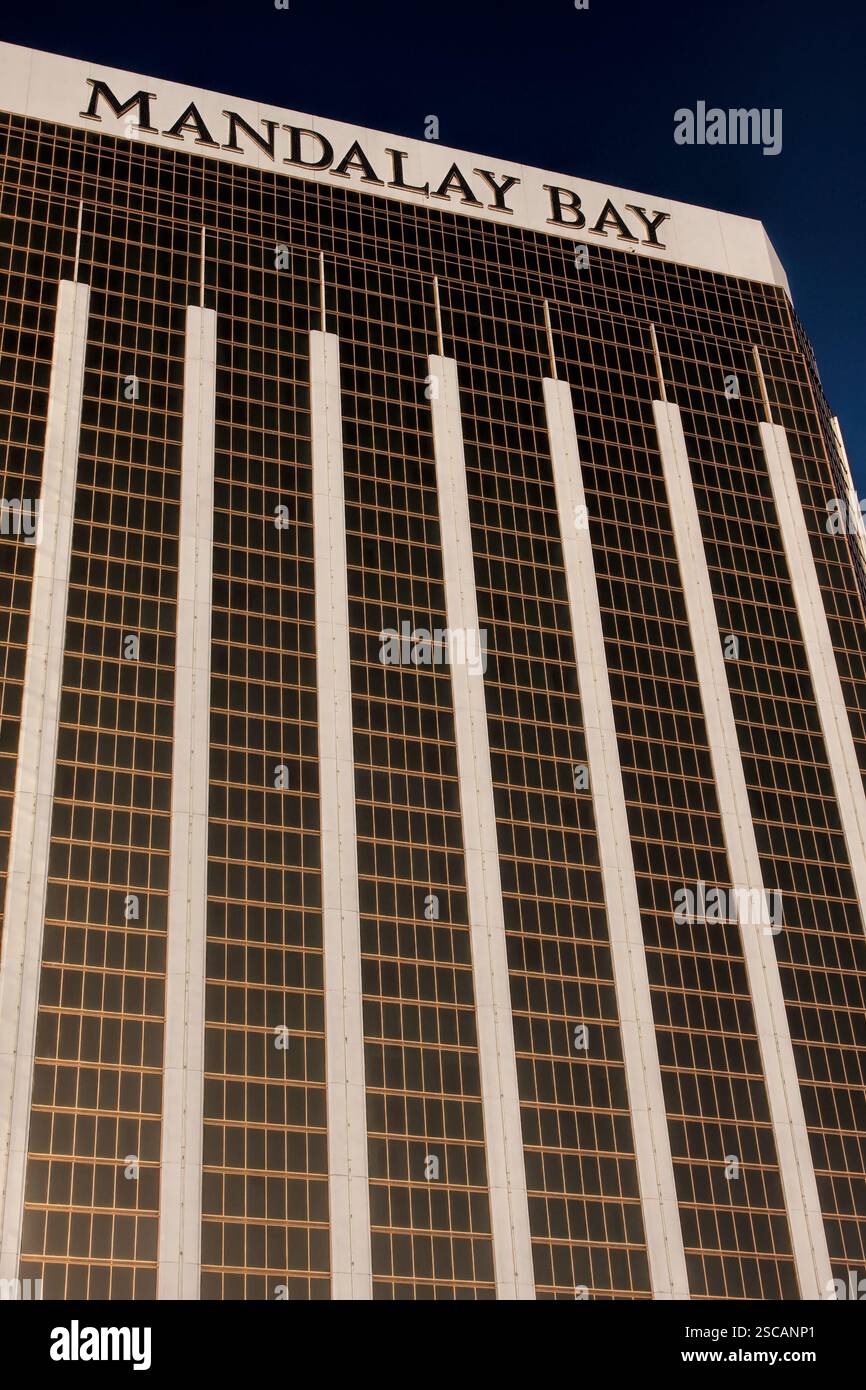 Ein großes Gebäude mit dem Namen Mandalay Bay. Das Gebäude ist sehr hoch und hat viele Fenster Stockfoto
