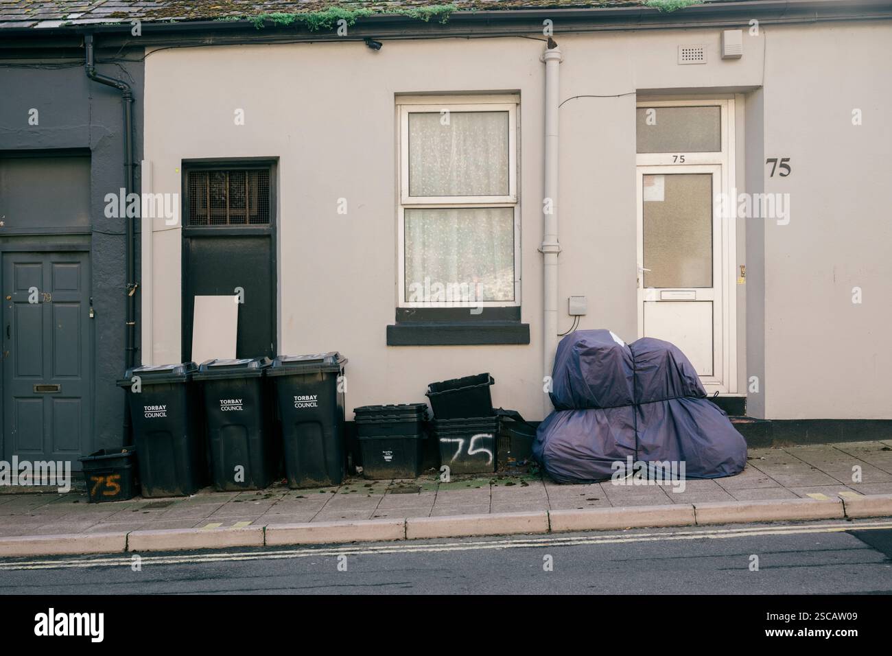 Ein hässlicher Blick auf Torquay, der urbanen Verfall und Niedergang mit Mülltonnen und Anzeichen für eine wirtschaftlich angeschlagene Wirtschaft zeigt. Stockfoto