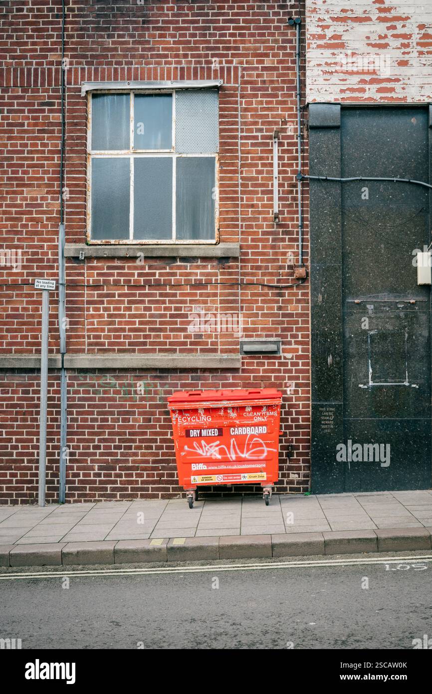 Ein hässlicher Blick auf Torquay, der urbanen Verfall und Niedergang mit Mülltonnen und Anzeichen für eine wirtschaftlich angeschlagene Wirtschaft zeigt. Stockfoto