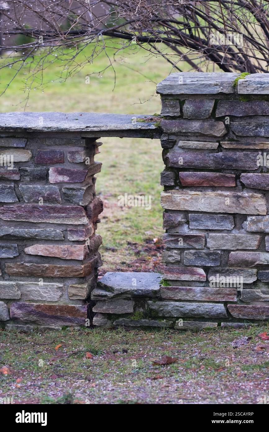 Ein Loch in einer Steinmauer Stockfoto