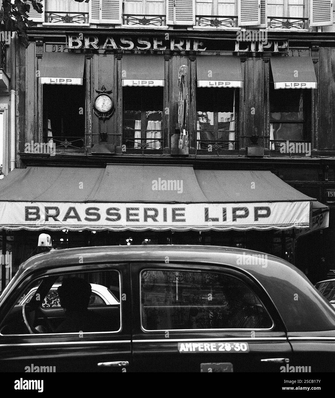 Car und die Brasserie Lipp im Quartier Latin von Paris. Stockfoto