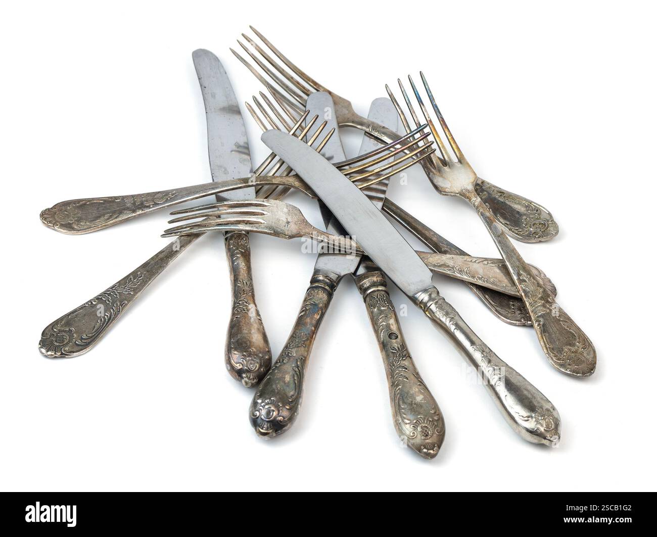 Alte antike silberne Gabeln und Messer stapeln sich zusammen. Hochwertige Fotos Stockfoto