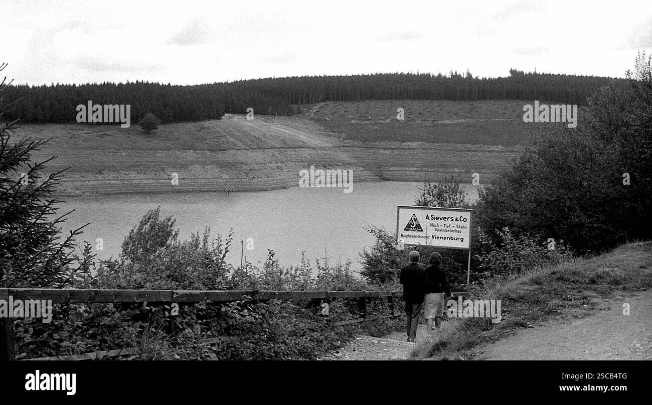 An der innerdeutschen Grenze im Harz. Bild zeigt ein Paar, ein See und Werbung (A. Sievers und Co). Stockfoto