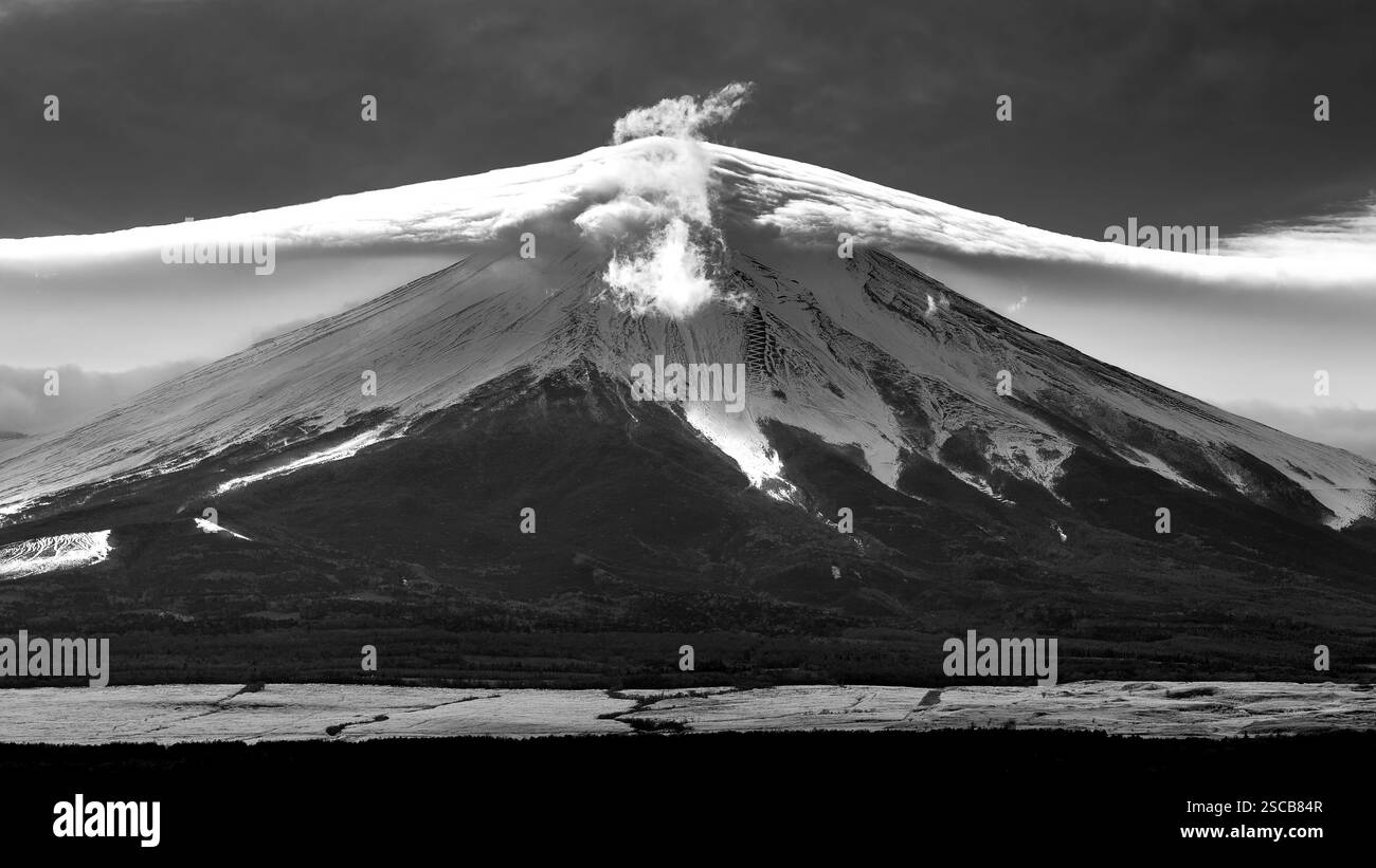 Berg Fuji in Schwarz-weiß mit Wolken über der Spitze Stockfoto