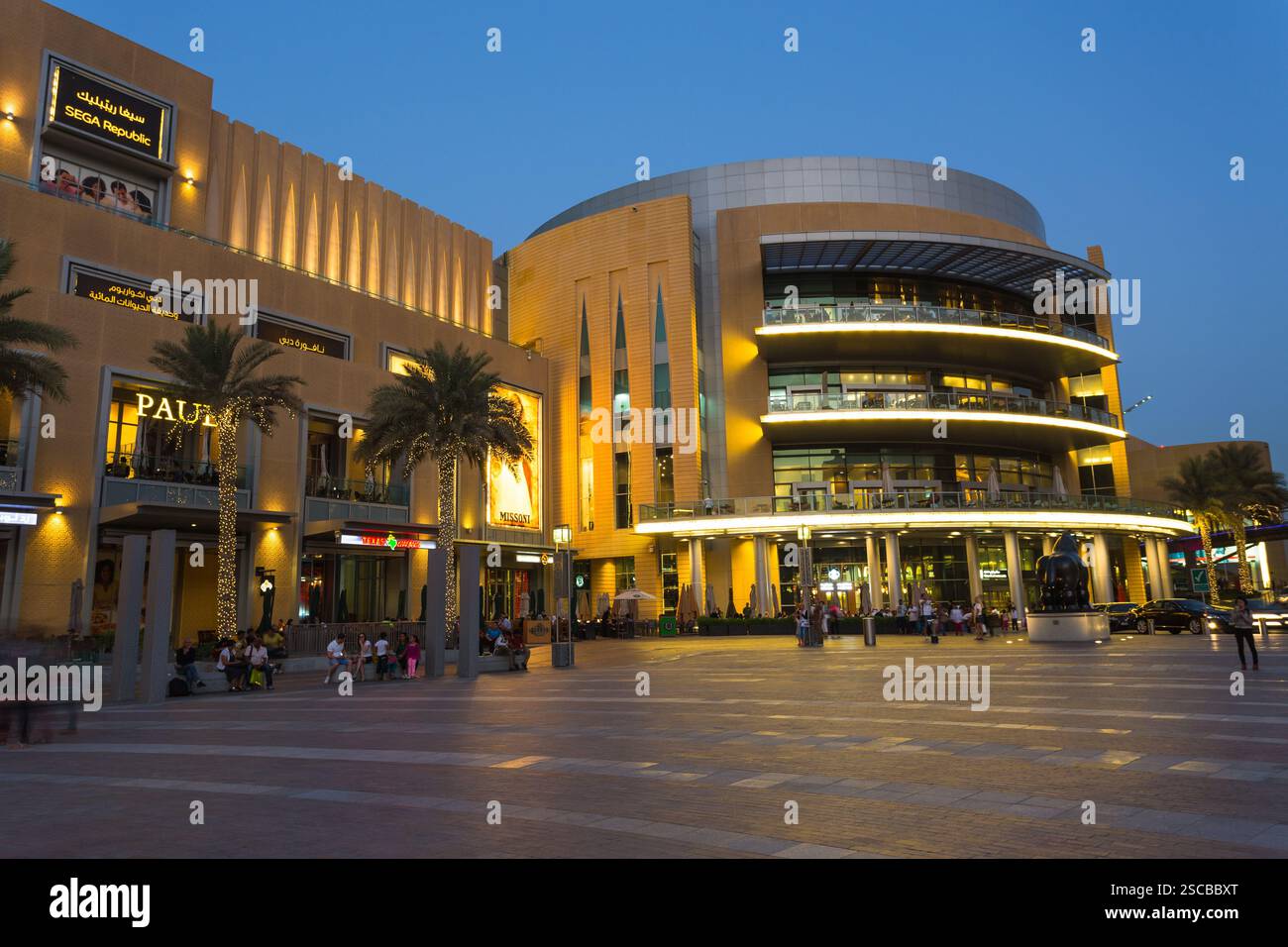 DUBAI, VAE - 13. NOVEMBER: Weltweit größtes Einkaufszentrum basierend auf der Gesamtfläche und sechstgrößte nach Bruttomietfläche, 13. November 2013 in Dubai, VAE Stockfoto