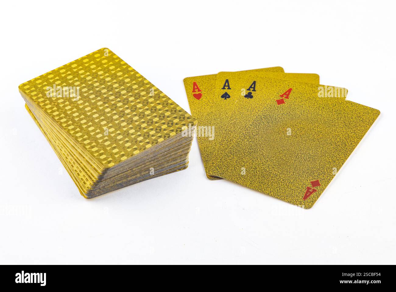 Goldene Poker-Spielkarten, Kartenspiel auf weißem Hintergrund, goldene Karten Stockfoto