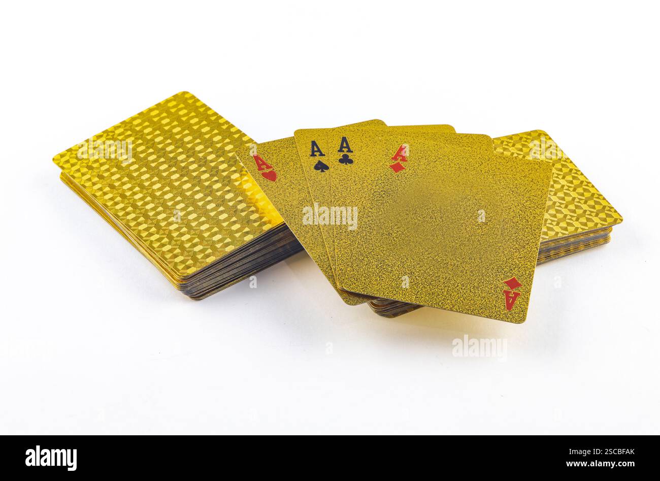 Goldene Poker-Spielkarten, Kartenspiel auf weißem Hintergrund, goldene Karten Stockfoto