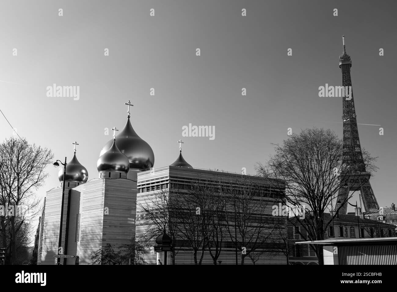Paris, Frankreich - 24. Januar 2022: Kathedrale der Heiligen Dreifaltigkeit und das russisch-orthodoxe spirituelle und kulturelle Zentrum, das aus vier Gebäuden in Paris besteht, Stockfoto