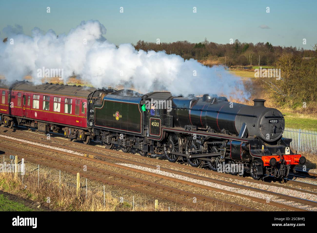 Die LMS Stanier Class 5 4-6-0 No. 45212 ist eine erhaltene britische Dampflokomotive, die bei hoher Geschwindigkeit gesehen wird. Stockfoto