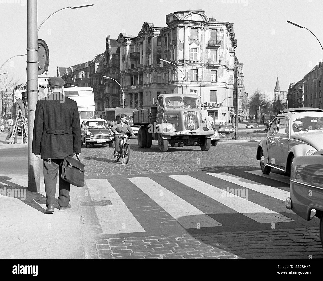 Straße in Berlin-Halensee. Bild zeigt einen Mann mit Tasche, ein Zebrastreifen und Verkehr (Henschel Lkw). Stockfoto