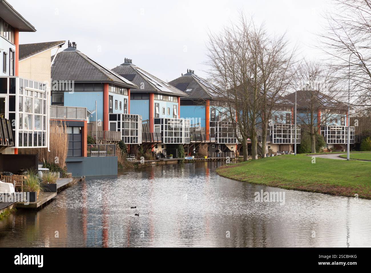 Wohngebiet mit moderner Architektur am Wasser im Stadtteil Kattenbroek in der niederländischen Stadt Amersfoort. Stockfoto