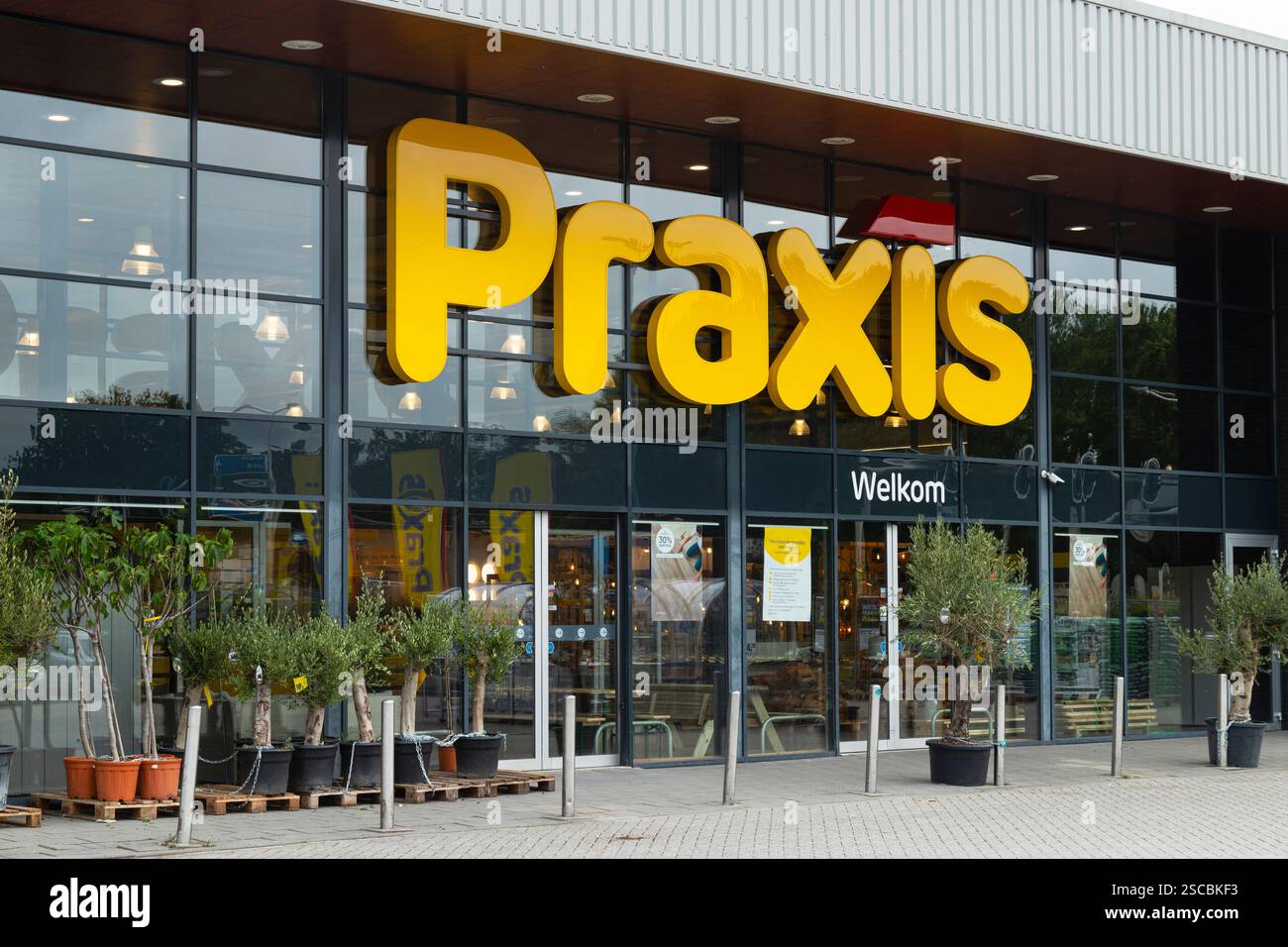 Eingang des Praxis Do IT Yourself Centers - DIY Store in Amersfoort in den Niederlanden. Stockfoto