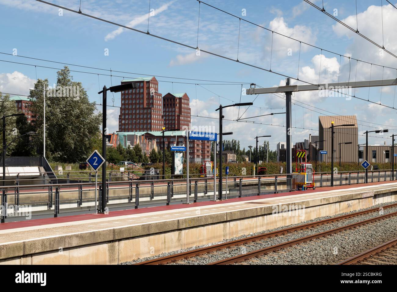 Bahnsteig des Bahnhofs Amersfoort Vathorst in den Niederlanden. Stockfoto