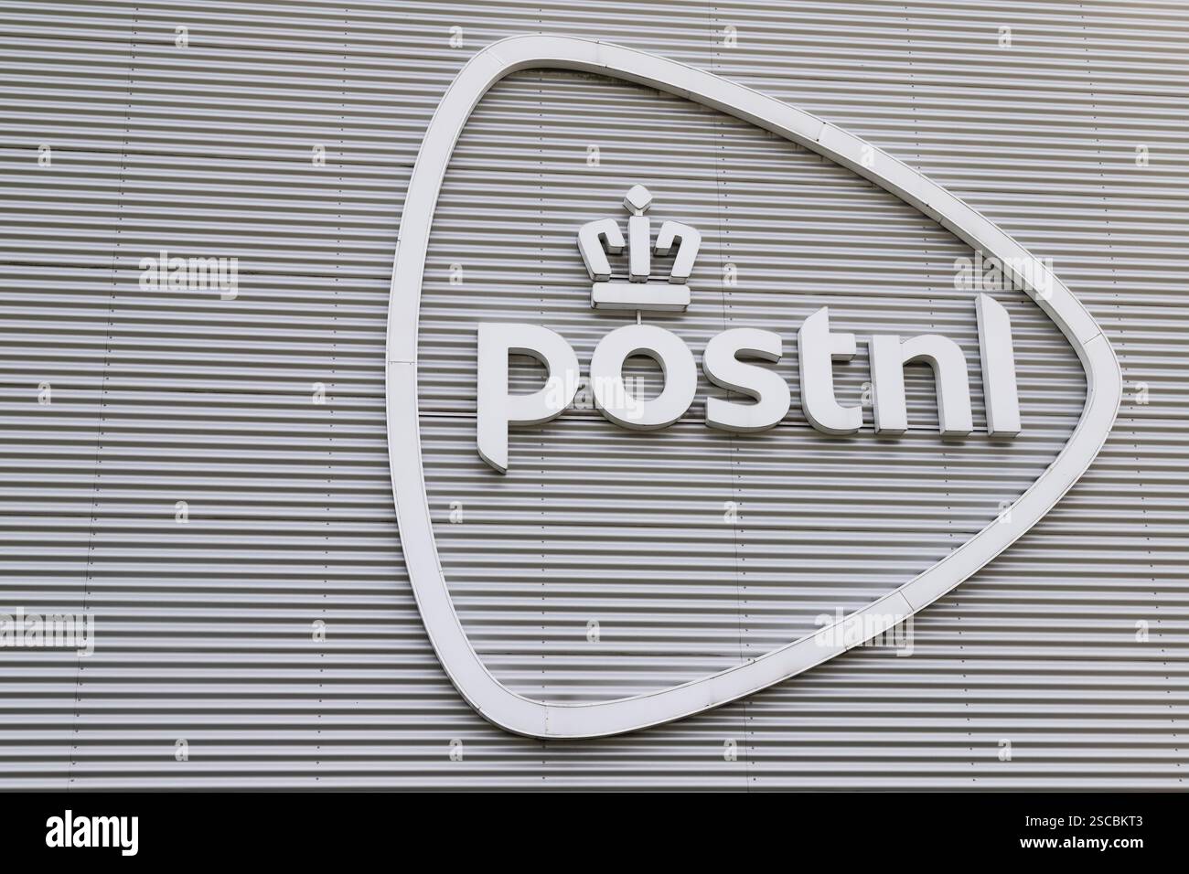 Logo des Transportunternehmens PostNL auf dem Gebäude des Sortierzentrums in Amersfoort. Stockfoto